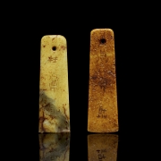 一对雕刻石坠饰，题为《书法》，20世纪 - 3