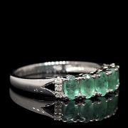 Anillo en oro blanco de 18k con esmeralda y diamantes