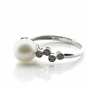 Anillo en oro blanco de 18k con perla y diamantes