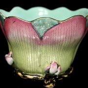 Pequeño cuenco de porcelana esmaltada “Flor”, con sello Qianlong