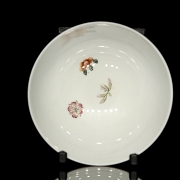 Cuenco de porcelana con esmalte rosa