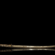 Antigua katana japonesa con vaina