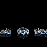 Conjunto de anillo y pendientes en oro blanco de 18k con topacios