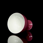 Pequeña copa de porcelana esmaltada en rosa, con sello Yongzheng