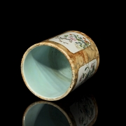 Porcelain Brush Pot ‘Flowers’, with Qianlong Seal - 6