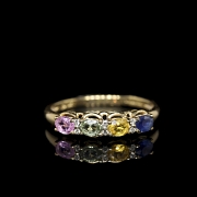 Anillo de oro amarillo de 9 kt con gemas de colores y diamantes