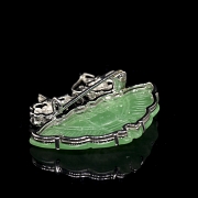 Broche en oro blanco de 18k con jade y diamantes