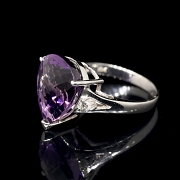 Anillo de oro blanco 18k con amatista y diamantes