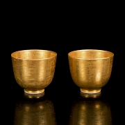 Pair of gold-coloured porcelain cups, marked Kangxi