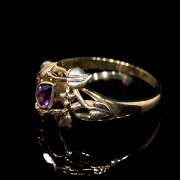 Anillo de oro amarillo con amatista, 