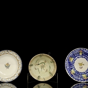 三件彩釉陶瓷盘，20世纪