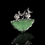 Broche en oro blanco de 18k con jade y diamantes