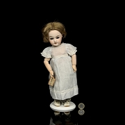 Muñeca de porcelana de formato de gabinete, Francia, c. 1910-1920