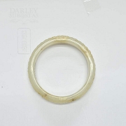 白带浅黄棕天然雕花圆玉手镯 - 2