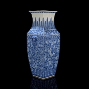 Blue and white porcelain fangpin vase, ‘Flowers’, Qing dynasty