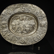 Bandeja de estilo historicista en plata repujada, s. XIX–XX