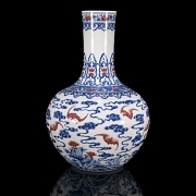 Jarrón globular de porcelana 
