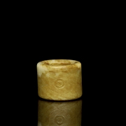 Anillo de arquero de jade tallado, cultura Liangzhu