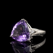 Anillo en oro blanco de 18k con amatista y diamantes