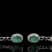 Pareja de pendientes con diamantes y esmeraldas, en oro blanco 18K