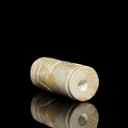 Colgante cilíndrico de jade Jigubai, cultura Liagnzhu