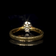 Antiguo anillo solitario de oro amarillo con diamante