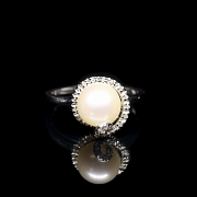 Anillo en oro blanco de 18K con perla y diamantes