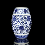 Jarrón azul y blanco con forma de barril 