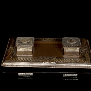 Escribanía de cuero repujado, pps. s.XX