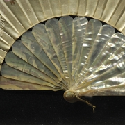 Abanico de nácar y seda bordada s.XIX - 5