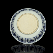 Pequeño plato de porcelana esmaltada en azul y blanco, dinastía Qing - 1