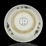 Famille verte porcelain plate, ‘Court scene’, with Kangxi mark - 3