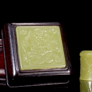 Caja de madera de Zhitang y jade amarillo, con anillo de arquero, dinastía Qing