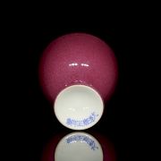 Pequeña copa de porcelana esmaltada en rosa, con sello Yongzheng