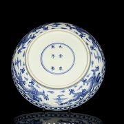 Plato de porcelana azul y blanco 