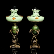 Pareja de quinqués de vidrio y bronce Art Noveau, Europa, c. 1900