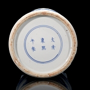 Jarrón azul y blanco en forma de ventana con patrones de figuras.  dinastía Qing