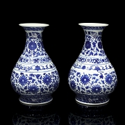 Pareja de jarrones de cerámica esmaltada, s.XX