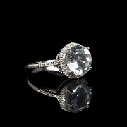 Anillo en oro blanco de 18 kt con aguamarina y diamantes
