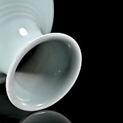 Vasija de porcelana con esmalte celadón, con marca Yongzheng