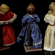 Tres muñecas de porcelana
