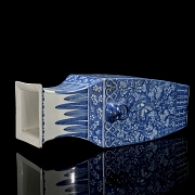 Blue and white porcelain fangpin vase, ‘Flowers’, Qing dynasty