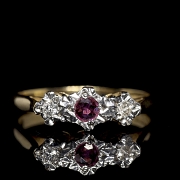 Anillo de oro amarillo con rubí y diamantes