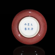 Caja de porcelana con esmalte rojo, dinastía Qing