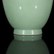 Jarrón de porcelana con esmalte celadón, dinastía Qing