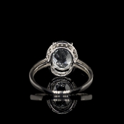 Anillo con aguamarina y diamantes en oro blanco de 18k