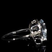 Anillo en oro blanco de 18 kt con aguamarina y diamantes
