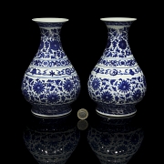Pareja de jarrones de cerámica esmaltada, s.XX