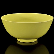 Gran cuenco de porcelana con esmalte amarillo, con marca Qianlong