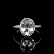 Anillo con aguamarina y diamantes en oro blanco de 18k